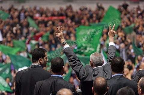 Grand meeting à la coupole d'El Menzah oragnisé par le parti islamiste au pouvoir Ennahdha pour la visite de Ismail Haniyeh, chef du Hamas et chef du gouvernement palestinien à Gaza. "Le sursaut des peuples arabes nous a incité à faire preuve d'un surcroit de militantisme pour libérer Al-Qods" déclae Haniyeh devant une foule immense. Suite à cette visite le gouvernement tunisien a accepté que le Hamas installe ses bureaux à Tunis si la situation en Syrie continue à se détériorer. 