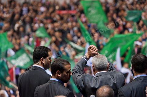Grand meeting à la coupole d'El Menzah oragnisé par le parti islamiste au pouvoir Ennahdha pour la visite de Ismail Haniyeh, chef du Hamas et chef du gouvernement palestinien à Gaza. "Le sursaut des peuples arabes nous a incité à faire preuve d'un surcroit de militantisme pour libérer Al-Qods" déclae Haniyeh devant une foule immense. Suite à cette visite le gouvernement tunisien a accepté que le Hamas installe ses bureaux à Tunis si la situation en Syrie continue à se détériorer. 