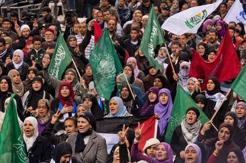 Grand meeting à la coupole d'El Menzah oragnisé par le parti islamiste au pouvoir Ennahdha pour la visite de Ismail Haniyeh, chef du Hamas et chef du gouvernement palestinien à Gaza. "Le sursaut des peuples arabes nous a incité à faire preuve d'un surcroit de militantisme pour libérer Al-Qods" déclae Haniyeh devant une foule immense. Suite à cette visite le gouvernement tunisien a accepté que le Hamas installe ses bureaux à Tunis si la situation en Syrie continue à se détériorer. 