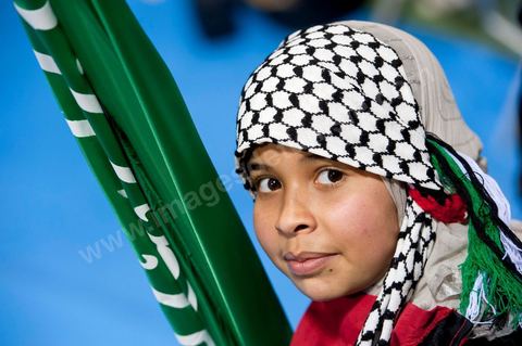 Grand meeting à la coupole d'El Menzah oragnisé par le parti islamiste au pouvoir Ennahdha pour la visite de Ismail Haniyeh, chef du Hamas et chef du gouvernement palestinien à Gaza. "Le sursaut des peuples arabes nous a incité à faire preuve d'un surcroit de militantisme pour libérer Al-Qods" déclae Haniyeh devant une foule immense. Suite à cette visite le gouvernement tunisien a accepté que le Hamas installe ses bureaux à Tunis si la situation en Syrie continue à se détériorer. 