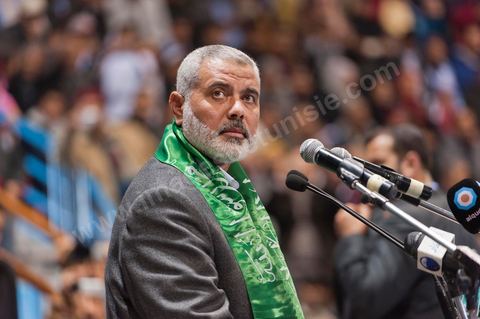 Grand meeting à la coupole d'El Menzah oragnisé par le parti islamiste au pouvoir Ennahdha pour la visite de Ismail Haniyeh, chef du Hamas et chef du gouvernement palestinien à Gaza. "Le sursaut des peuples arabes nous a incité à faire preuve d'un surcroit de militantisme pour libérer Al-Qods" déclae Haniyeh devant une foule immense. Suite à cette visite le gouvernement tunisien a accepté que le Hamas installe ses bureaux à Tunis si la situation en Syrie continue à se détériorer. 