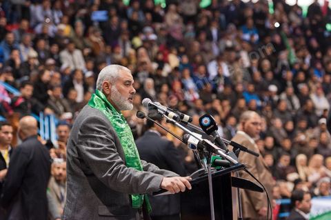 Grand meeting à la coupole d'El Menzah oragnisé par le parti islamiste au pouvoir Ennahdha pour la visite de Ismail Haniyeh, chef du Hamas et chef du gouvernement palestinien à Gaza. "Le sursaut des peuples arabes nous a incité à faire preuve d'un surcroit de militantisme pour libérer Al-Qods" déclae Haniyeh devant une foule immense. Suite à cette visite le gouvernement tunisien a accepté que le Hamas installe ses bureaux à Tunis si la situation en Syrie continue à se détériorer. 
