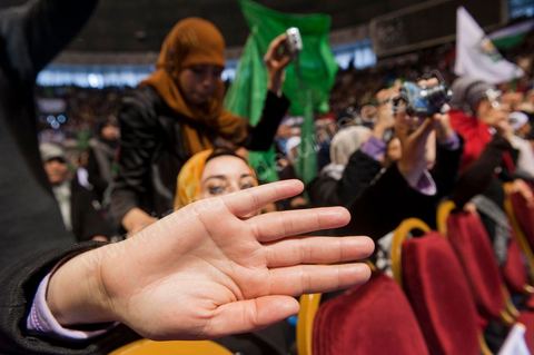 Grand meeting à la coupole d'El Menzah oragnisé par le parti islamiste au pouvoir Ennahdha pour la visite de Ismail Haniyeh, chef du Hamas et chef du gouvernement palestinien à Gaza. "Le sursaut des peuples arabes nous a incité à faire preuve d'un surcroit de militantisme pour libérer Al-Qods" déclae Haniyeh devant une foule immense. Suite à cette visite le gouvernement tunisien a accepté que le Hamas installe ses bureaux à Tunis si la situation en Syrie continue à se détériorer. 