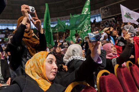 Grand meeting à la coupole d'El Menzah oragnisé par le parti islamiste au pouvoir Ennahdha pour la visite de Ismail Haniyeh, chef du Hamas et chef du gouvernement palestinien à Gaza. "Le sursaut des peuples arabes nous a incité à faire preuve d'un surcroit de militantisme pour libérer Al-Qods" déclae Haniyeh devant une foule immense. Suite à cette visite le gouvernement tunisien a accepté que le Hamas installe ses bureaux à Tunis si la situation en Syrie continue à se détériorer. 