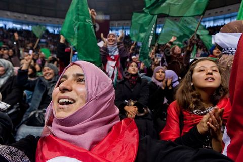 Grand meeting à la coupole d'El Menzah oragnisé par le parti islamiste au pouvoir Ennahdha pour la visite de Ismail Haniyeh, chef du Hamas et chef du gouvernement palestinien à Gaza. "Le sursaut des peuples arabes nous a incité à faire preuve d'un surcroit de militantisme pour libérer Al-Qods" déclae Haniyeh devant une foule immense. Suite à cette visite le gouvernement tunisien a accepté que le Hamas installe ses bureaux à Tunis si la situation en Syrie continue à se détériorer. 