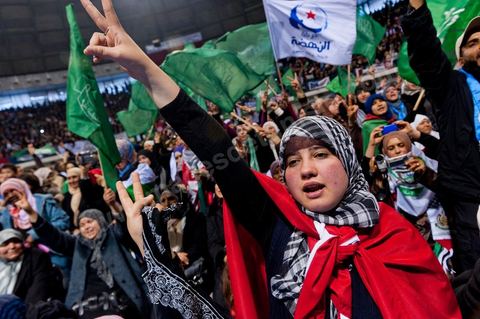 Grand meeting à la coupole d'El Menzah oragnisé par le parti islamiste au pouvoir Ennahdha pour la visite de Ismail Haniyeh, chef du Hamas et chef du gouvernement palestinien à Gaza. "Le sursaut des peuples arabes nous a incité à faire preuve d'un surcroit de militantisme pour libérer Al-Qods" déclae Haniyeh devant une foule immense. Suite à cette visite le gouvernement tunisien a accepté que le Hamas installe ses bureaux à Tunis si la situation en Syrie continue à se détériorer. 