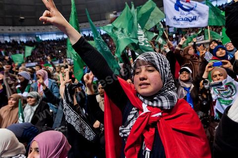 Grand meeting à la coupole d'El Menzah oragnisé par le parti islamiste au pouvoir Ennahdha pour la visite de Ismail Haniyeh, chef du Hamas et chef du gouvernement palestinien à Gaza. "Le sursaut des peuples arabes nous a incité à faire preuve d'un surcroit de militantisme pour libérer Al-Qods" déclae Haniyeh devant une foule immense. Suite à cette visite le gouvernement tunisien a accepté que le Hamas installe ses bureaux à Tunis si la situation en Syrie continue à se détériorer. 