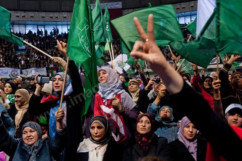 Grand meeting à la coupole d'El Menzah oragnisé par le parti islamiste au pouvoir Ennahdha pour la visite de Ismail Haniyeh, chef du Hamas et chef du gouvernement palestinien à Gaza. "Le sursaut des peuples arabes nous a incité à faire preuve d'un surcroit de militantisme pour libérer Al-Qods" déclae Haniyeh devant une foule immense. Suite à cette visite le gouvernement tunisien a accepté que le Hamas installe ses bureaux à Tunis si la situation en Syrie continue à se détériorer. 