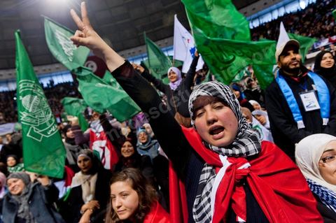 Grand meeting à la coupole d'El Menzah oragnisé par le parti islamiste au pouvoir Ennahdha pour la visite de Ismail Haniyeh, chef du Hamas et chef du gouvernement palestinien à Gaza. "Le sursaut des peuples arabes nous a incité à faire preuve d'un surcroit de militantisme pour libérer Al-Qods" déclae Haniyeh devant une foule immense. Suite à cette visite le gouvernement tunisien a accepté que le Hamas installe ses bureaux à Tunis si la situation en Syrie continue à se détériorer. 