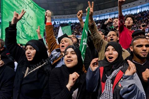 Grand meeting à la coupole d'El Menzah oragnisé par le parti islamiste au pouvoir Ennahdha pour la visite de Ismail Haniyeh, chef du Hamas et chef du gouvernement palestinien à Gaza. "Le sursaut des peuples arabes nous a incité à faire preuve d'un surcroit de militantisme pour libérer Al-Qods" déclae Haniyeh devant une foule immense. Suite à cette visite le gouvernement tunisien a accepté que le Hamas installe ses bureaux à Tunis si la situation en Syrie continue à se détériorer. 