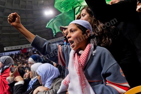 Grand meeting à la coupole d'El Menzah oragnisé par le parti islamiste au pouvoir Ennahdha pour la visite de Ismail Haniyeh, chef du Hamas et chef du gouvernement palestinien à Gaza. "Le sursaut des peuples arabes nous a incité à faire preuve d'un surcroit de militantisme pour libérer Al-Qods" déclae Haniyeh devant une foule immense. Suite à cette visite le gouvernement tunisien a accepté que le Hamas installe ses bureaux à Tunis si la situation en Syrie continue à se détériorer. 