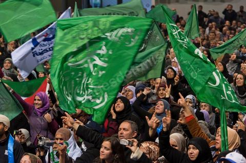 Grand meeting à la coupole d'El Menzah oragnisé par le parti islamiste au pouvoir Ennahdha pour la visite de Ismail Haniyeh, chef du Hamas et chef du gouvernement palestinien à Gaza. "Le sursaut des peuples arabes nous a incité à faire preuve d'un surcroit de militantisme pour libérer Al-Qods" déclae Haniyeh devant une foule immense. Suite à cette visite le gouvernement tunisien a accepté que le Hamas installe ses bureaux à Tunis si la situation en Syrie continue à se détériorer. 