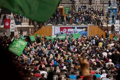 Grand meeting à la coupole d'El Menzah oragnisé par le parti islamiste au pouvoir Ennahdha pour la visite de Ismail Haniyeh, chef du Hamas et chef du gouvernement palestinien à Gaza. "Le sursaut des peuples arabes nous a incité à faire preuve d'un surcroit de militantisme pour libérer Al-Qods" déclae Haniyeh devant une foule immense. Suite à cette visite le gouvernement tunisien a accepté que le Hamas installe ses bureaux à Tunis si la situation en Syrie continue à se détériorer. 