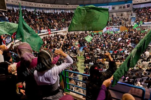 Grand meeting à la coupole d'El Menzah oragnisé par le parti islamiste au pouvoir Ennahdha pour la visite de Ismail Haniyeh, chef du Hamas et chef du gouvernement palestinien à Gaza. "Le sursaut des peuples arabes nous a incité à faire preuve d'un surcroit de militantisme pour libérer Al-Qods" déclae Haniyeh devant une foule immense. Suite à cette visite le gouvernement tunisien a accepté que le Hamas installe ses bureaux à Tunis si la situation en Syrie continue à se détériorer. 