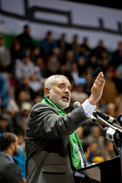 Grand meeting à la coupole d'El Menzah oragnisé par le parti islamiste au pouvoir Ennahdha pour la visite de Ismail Haniyeh, chef du Hamas et chef du gouvernement palestinien à Gaza. "Le sursaut des peuples arabes nous a incité à faire preuve d'un surcroit de militantisme pour libérer Al-Qods" déclae Haniyeh devant une foule immense. Suite à cette visite le gouvernement tunisien a accepté que le Hamas installe ses bureaux à Tunis si la situation en Syrie continue à se détériorer. 