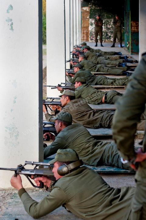 Stand de tirs avec les éléves officiers de l'Académie militaire de l'aréme de terre à Fondouk Djedid. 