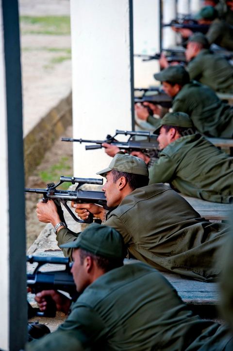 Stand de tirs avec les éléves officiers de l'Académie militaire de l'aréme de terre à Fondouk Djedid. 