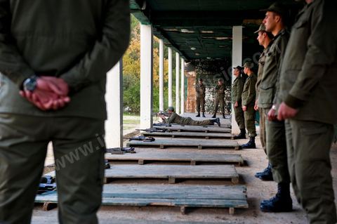 Stand de tirs avec les éléves officiers de l'Académie militaire de l'aréme de terre à Fondouk Djedid. 