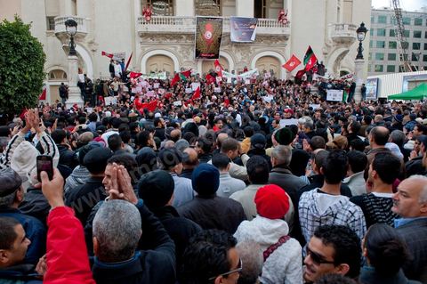 14 janvier 2012 : manifestation des militants du parti islamiste au pouvoir Ennahdha devant le Théâtre municipal de Tunis sur l'avenue Habib Bourguiba lors de la commémoration à Tunis du premier anniversaire de la Révolution tunisienne, le 14 janvier étant la date de la fuite de l'ex Président vers l'Arabie Saoudide. 