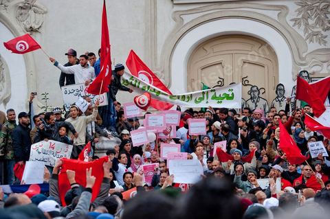 14 janvier 2012 : manifestation des militants du parti islamiste au pouvoir Ennahdha devant le Théâtre municipal de Tunis sur l'avenue Habib Bourguiba lors de la commémoration à Tunis du premier anniversaire de la Révolution tunisienne, le 14 janvier étant la date de la fuite de l'ex Président vers l'Arabie Saoudide. 