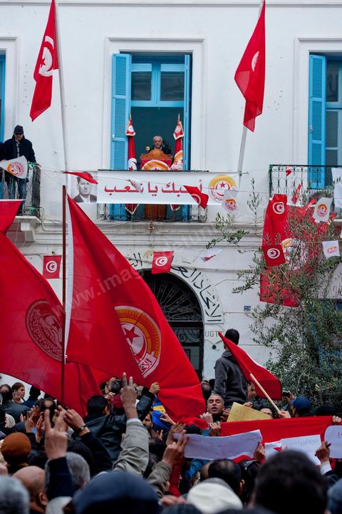 14 janvier 2012 : Houssine Abassi, nouveau secrétaire général de l'UGTT fait un discours sur la place Mohamed Ali au siège historique du syndicat, lieu de rassemblement il y a un an des grands manifestations de la révolution. Commémoration à Tunis du premier anniversaire de la Révolution tunisienne, le 14 janvier étant la date de la fuite de l'ex Président vers l'Arabie Saoudide. 