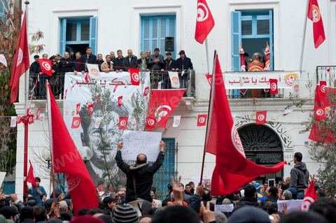14 janvier 2012 : Houssine Abassi, nouveau secrétaire général de l'UGTT fait un discours sur la place Mohamed Ali au siège historique du syndicat, lieu de rassemblement il y a un an des grands manifestations de la révolution. Commémoration à Tunis du premier anniversaire de la Révolution tunisienne, le 14 janvier étant la date de la fuite de l'ex Président vers l'Arabie Saoudide. 