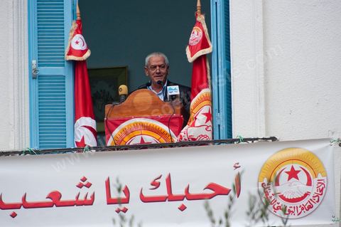 14 janvier 2012 : Houssine Abassi, nouveau secrétaire général de l'UGTT fait un discours sur la place Mohamed Ali au siège historique du syndicat, lieu de rassemblement il y a un an des grands manifestations de la révolution. Commémoration à Tunis du premier anniversaire de la Révolution tunisienne, le 14 janvier étant la date de la fuite de l'ex Président vers l'Arabie Saoudide. 