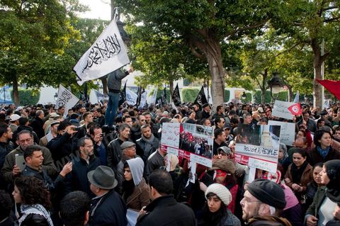 14 janvier 2012 : Manifestation des militants du parti Hizb ut-Tahrir sur l'avenue aux cris de "Tunisie, Etat islamique". Commémoration à Tunis du premier anniversaire de la Révolution tunisienne, le 14 janvier étant la date de la fuite de l'ex Président vers l'Arabie Saoudide. 