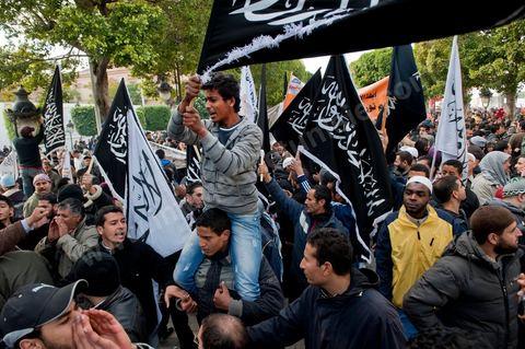 14 janvier 2012 : Manifestation des militants du parti Hizb ut-Tahrir sur l'avenue aux cris de "Tunisie, Etat islamique". Commémoration à Tunis du premier anniversaire de la Révolution tunisienne, le 14 janvier étant la date de la fuite de l'ex Président vers l'Arabie Saoudide. 