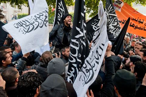 14 janvier 2012 : Manifestation des militants du parti Hizb ut-Tahrir sur l'avenue aux cris de "Tunisie, Etat islamique". Commémoration à Tunis du premier anniversaire de la Révolution tunisienne, le 14 janvier étant la date de la fuite de l'ex Président vers l'Arabie Saoudide. 