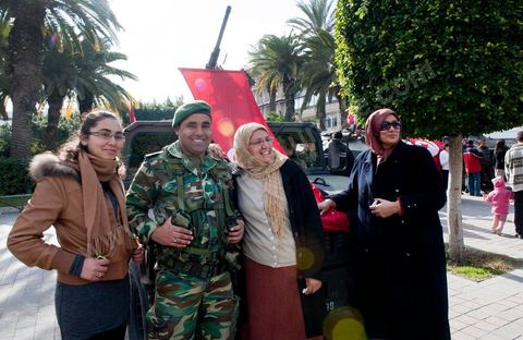 14 janvier 2012 : devant le ministère de l'Intérieur, les tunisiens posent avec les militaires lors de la commémoration à Tunis du premier anniversaire de la Révolution tunisienne, le 14 janvier étant la date de la fuite de l'ex Président vers l'Arabie Saoudide. 