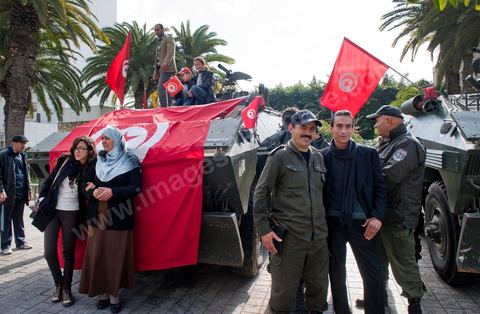 14 janvier 2012 : devant le ministère de l'Intérieur, les tunisiens posent avec les militaires lors de la commémoration à Tunis du premier anniversaire de la Révolution tunisienne, le 14 janvier étant la date de la fuite de l'ex Président vers l'Arabie Saoudide. 