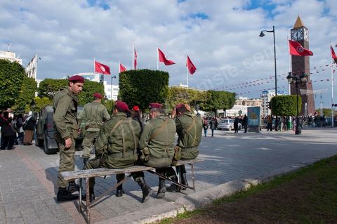 14 janvier 2012 : les militaires toujours au travail même le jour de la commémoration à Tunis du premier anniversaire de la Révolution tunisienne, le 14 janvier étant la date de la fuite de l'ex Président vers l'Arabie Saoudide. 