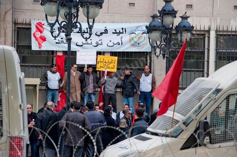 14 janvier 2012 : devant le ministère de l'Intérieur, les syndicalistes de la police affichent leurs contestations lors de la commémoration à Tunis du premier anniversaire de la Révolution tunisienne, le 14 janvier étant la date de la fuite de l'ex Président vers l'Arabie Saoudide. 