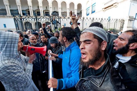 23 janvier manifestation de salafistes devant le Tribunal de Tunis au matin du procès contre NesmaTV pour la diffussion en octobre du film Persepolis.