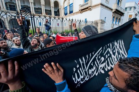 23 janvier manifestation de salafistes devant le Tribunal de Tunis au matin du procès contre NesmaTV pour la diffussion en octobre du film Persepolis.