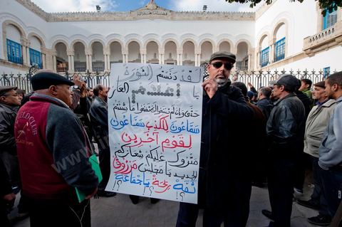 23 janvier manifestation de salafistes devant le Tribunal de Tunis au matin du procès contre NesmaTV pour la diffussion en octobre du film Persepolis.
