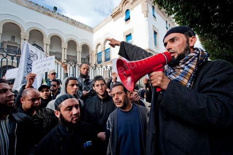 23 janvier manifestation de salafistes devant le Tribunal de Tunis au matin du procès contre NesmaTV pour la diffussion en octobre du film Persepolis.