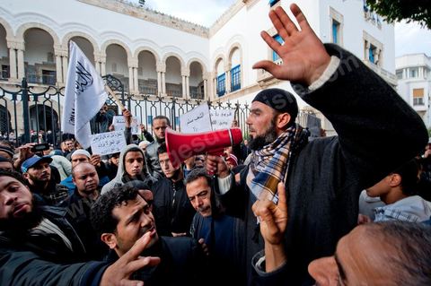 23 janvier manifestation de salafistes devant le Tribunal de Tunis au matin du procès contre NesmaTV pour la diffussion en octobre du film Persepolis.