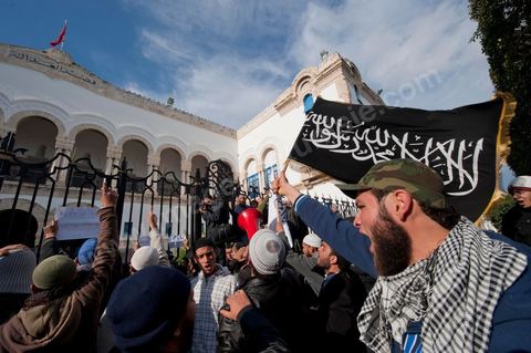 23 janvier manifestation de salafistes devant le Tribunal de Tunis au matin du procès contre NesmaTV pour la diffussion en octobre du film Persepolis.