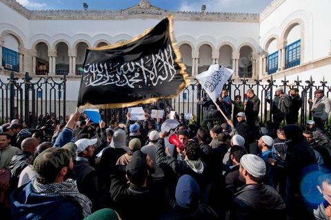 23 janvier manifestation de salafistes devant le Tribunal de Tunis au matin du procès contre NesmaTV pour la diffussion en octobre du film Persepolis.