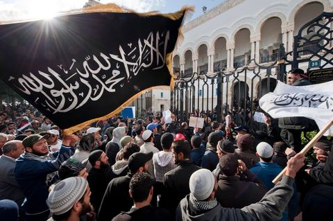 23 janvier manifestation de salafistes devant le Tribunal de Tunis au matin du procès contre NesmaTV pour la diffussion en octobre du film Persepolis.