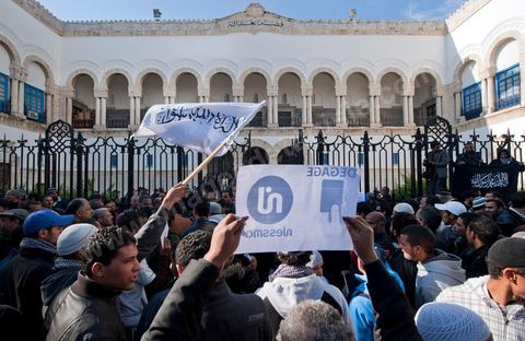 23 janvier manifestation de salafistes devant le Tribunal de Tunis au matin du procès contre NesmaTV pour la diffussion en octobre du film Persepolis.