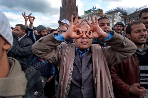 28 janvier : les militants d'Ennahdha en contre manifestation bine lègère et aux slogans "les zéros virgule ! Dégage". A Tunis près de 10 000 manifestations se sont réunis à l'appel de la société civile et dela nouvelle coalition politique et d'opposition pour une marche pacifique contre la violence, pour les libertés d'expression et pour défendre et promouvoir les valeurs démocratiques de la Révolution. La contre manifestation classique des militants d'Ennahdha est restée quasi inaperçue face à la masse inportante des manifestants pour "défendre les libertés individeuelles et publiques " et protester contre " la violence et l'extrémisme religieux".