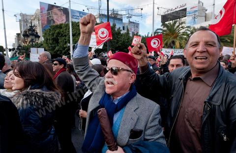 28 janvier : à Tunis près de 10 000 manifestations se sont réunis à l'appel de la société civile et dela nouvelle coalition politique et d'opposition pour une marche pacifique contre la violence, pour les libertés d'expression et pour défendre et promouvoir les valeurs démocratiques de la Révolution. La contre manifestation classique des militants d'Ennahdha est restée quasi inaperçue face à la masse inportante des manifestants pour "défendre les libertés individeuelles et publiques " et protester contre " la violence et l'extrémisme religieux".