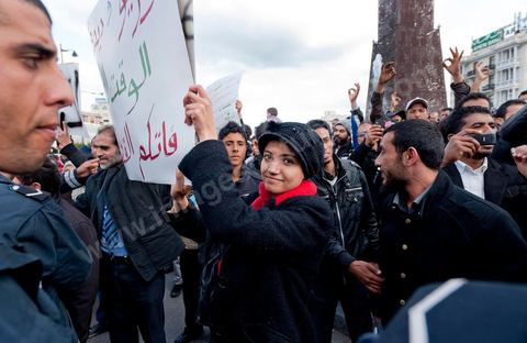 28 janvier : les militants d'Ennahdha en contre manifestation bine lègère et aux slogans "les zéros virgule ! Dégage". A Tunis près de 10 000 manifestations se sont réunis à l'appel de la société civile et dela nouvelle coalition politique et d'opposition pour une marche pacifique contre la violence, pour les libertés d'expression et pour défendre et promouvoir les valeurs démocratiques de la Révolution. La contre manifestation classique des militants d'Ennahdha est restée quasi inaperçue face à la masse inportante des manifestants pour "défendre les libertés individeuelles et publiques " et protester contre " la violence et l'extrémisme religieux".