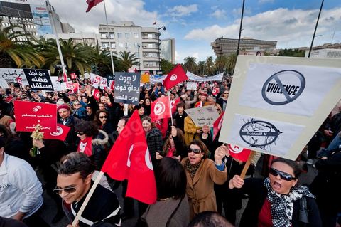 28 janvier : à Tunis près de 10 000 manifestations se sont réunis à l'appel de la société civile et dela nouvelle coalition politique et d'opposition pour une marche pacifique contre la violence, pour les libertés d'expression et pour défendre et promouvoir les valeurs démocratiques de la Révolution. La contre manifestation classique des militants d'Ennahdha est restée quasi inaperçue face à la masse inportante des manifestants pour "défendre les libertés individeuelles et publiques " et protester contre " la violence et l'extrémisme religieux".