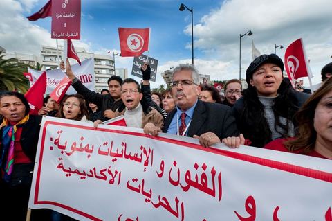 28 janvier : Le doyend e la faculté d ela manouba et quelques enseigannts ferment le long cortège de cette manifestation à Tunis près de 10 000 manifestations se sont réunis à l'appel de la société civile et dela nouvelle coalition politique et d'opposition pour une marche pacifique contre la violence, pour les libertés d'expression et pour défendre et promouvoir les valeurs démocratiques de la Révolution. La contre manifestation classique des militants d'Ennahdha est restée quasi inaperçue face à la masse inportante des manifestants pour "défendre les libertés individeuelles et publiques " et protester contre " la violence et l'extrémisme religieux".