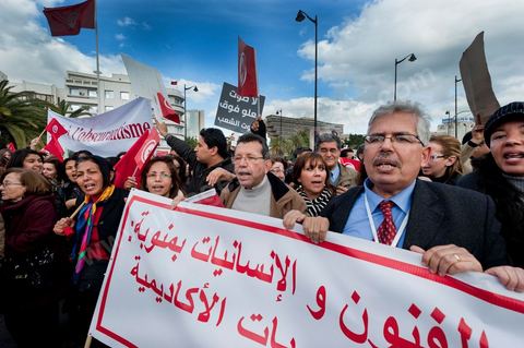 28 janvier : Le doyend e la faculté d ela manouba et quelques enseigannts ferment le long cortège de cette manifestation à Tunis près de 10 000 manifestations se sont réunis à l'appel de la société civile et dela nouvelle coalition politique et d'opposition pour une marche pacifique contre la violence, pour les libertés d'expression et pour défendre et promouvoir les valeurs démocratiques de la Révolution. La contre manifestation classique des militants d'Ennahdha est restée quasi inaperçue face à la masse inportante des manifestants pour "défendre les libertés individeuelles et publiques " et protester contre " la violence et l'extrémisme religieux".