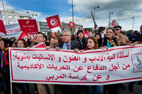 28 janvier : Le doyend e la faculté d ela manouba et quelques enseigannts ferment le long cortège de cette manifestation à Tunis près de 10 000 manifestations se sont réunis à l'appel de la société civile et dela nouvelle coalition politique et d'opposition pour une marche pacifique contre la violence, pour les libertés d'expression et pour défendre et promouvoir les valeurs démocratiques de la Révolution. La contre manifestation classique des militants d'Ennahdha est restée quasi inaperçue face à la masse inportante des manifestants pour "défendre les libertés individeuelles et publiques " et protester contre " la violence et l'extrémisme religieux".